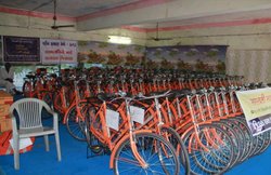 गुजरात: लड़कियों को बांटी भगवा रंग की साइकिल, कांग्रेस ने कहा- इसे चलाने में शर्म महसूस होगी