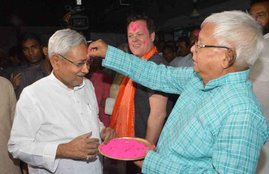Nitish Kumar Holi, Lalu Prasad Holi, Nitish Lalu Holi, Lalu Nitish Holi, Nitish Lalu Holi Patna, Nitish Kumar Holi Celebration, Lalu Prasad Holi Celebration, Holi Celebration, Holi in Patna
