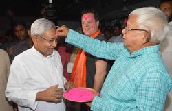 2 सालों के बाद पहली बार नीतीश-लालू ने साथ मनाई होली