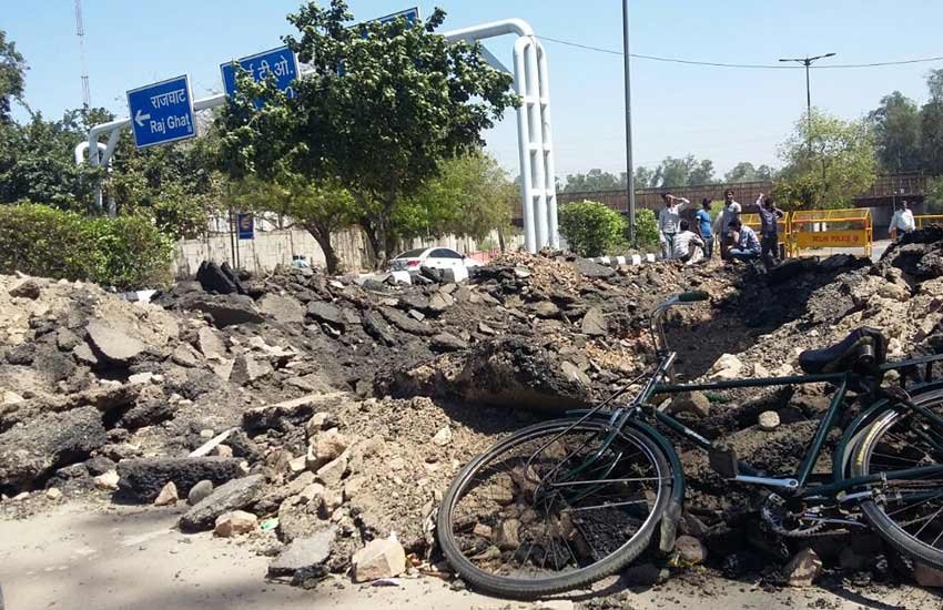 Delhi, Bhairon Marg, Central Delhi, Pragati Maidan Gate 1, traffic Jam, Central Delhi traffic, Road Cave, Delhi News