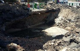 Delhi, Bhairon Marg, Central Delhi, Pragati Maidan Gate 1, traffic Jam, Central Delhi traffic, Road Cave, Delhi News
