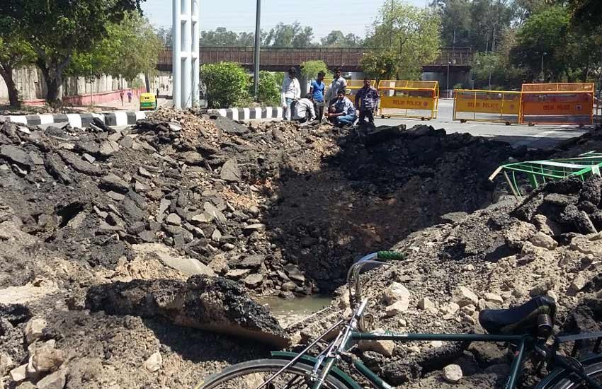 Delhi, Bhairon Marg, Central Delhi, Pragati Maidan Gate 1, traffic Jam, Central Delhi traffic, Road Cave, Delhi News