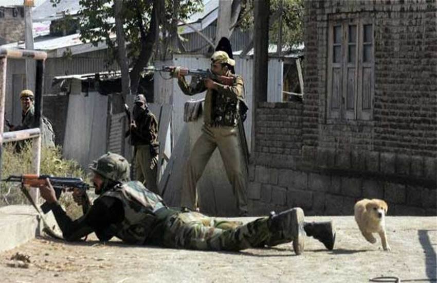 jammu and kashmir, local public threw stone on army, commander of lashkar e taiba escape, indian army, terrorist,