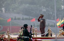 म्यांमा के सेना प्रमुख ने लोकतंत्र की वकालत की