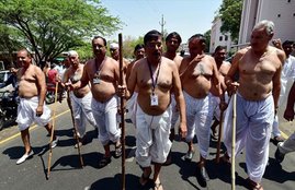 Congress MLA, Congress MLA Shirtless, Ram Kishore Dogne, Ram Kishore Dogne Dhoti, Madhya Pradesh, Madhya Pradesh Assembly, BJP, BSP