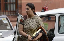 यमुना एक्सप्रेस वे पर स्मृति ईरानी की गाड़ी का एक्सीडेंट, 1 व्यक्ति की मौत