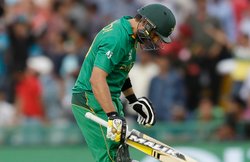 स्वदेश लौटी पाकिस्तान क्रिकेट टीम, नाराज़ प्रशंसकों ने लगाए ‘शर्म करो शर्म करो’ के नारे