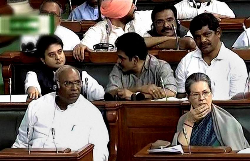 Sonia Gandhi, Sonia Gandhi shawl, Sonia Gandhi purse, Mallikarjun Kharge, Lok sabha