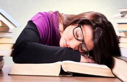 स्कूल जाने वालों की तुलना में घर पर पढ़ने वाले बच्चे अधिक सोते हैं
