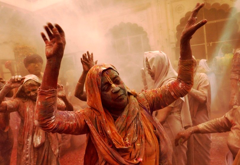 vrindavan widows Celebrate holi, vrindavan widows holi, widows holi vrindavan, Widow Holi in vrindavan, vrindavan Holi Widow, vrindavan Widow Holi Pic, Mathura