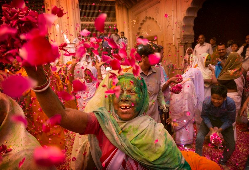 vrindavan widows Celebrate holi, vrindavan widows holi, widows holi vrindavan, Widow Holi in vrindavan, vrindavan Holi Widow, vrindavan Widow Holi Pic, Mathura