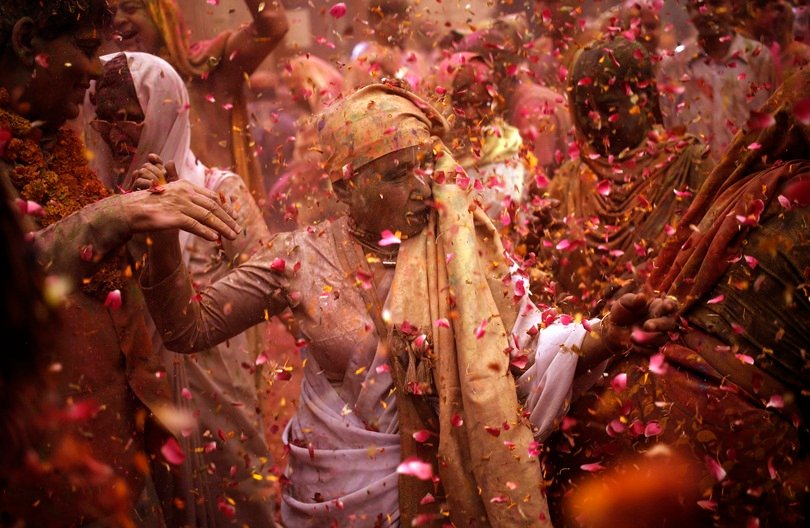 vrindavan widows Celebrate holi, vrindavan widows holi, widows holi vrindavan, Widow Holi in vrindavan, vrindavan Holi Widow, vrindavan Widow Holi Pic, Mathura