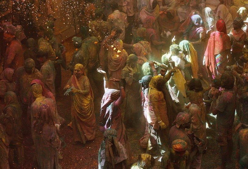 vrindavan widows Celebrate holi, vrindavan widows holi, widows holi vrindavan, Widow Holi in vrindavan, vrindavan Holi Widow, vrindavan Widow Holi Pic, Mathura
