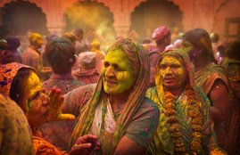 vrindavan widows Celebrate holi, vrindavan widows holi, widows holi vrindavan, Widow Holi in vrindavan, vrindavan Holi Widow, vrindavan Widow Holi Pic, Mathura