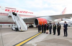 Air India के वन क्रू मेंबर पहनेंगे खादी के कपड़े