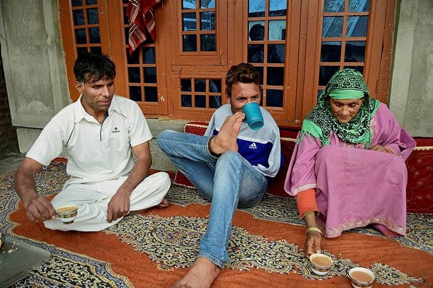 Amir Hussain Lone, armless crickter, jammu kashmir para cricket team, Amir Hussain Lone batting, Amir Hussain Lone bowling, Amir Hussain Lone Without hand, amirr hussain lone pics, amir hussain lone photos, आमिर हुसैन लोन, बिना हाथों के क्रिकेट खेलने वाला आमिर हुसैन, बिना हाथों वाला क्रिकेटर, जम्‍मू कश्‍मीर