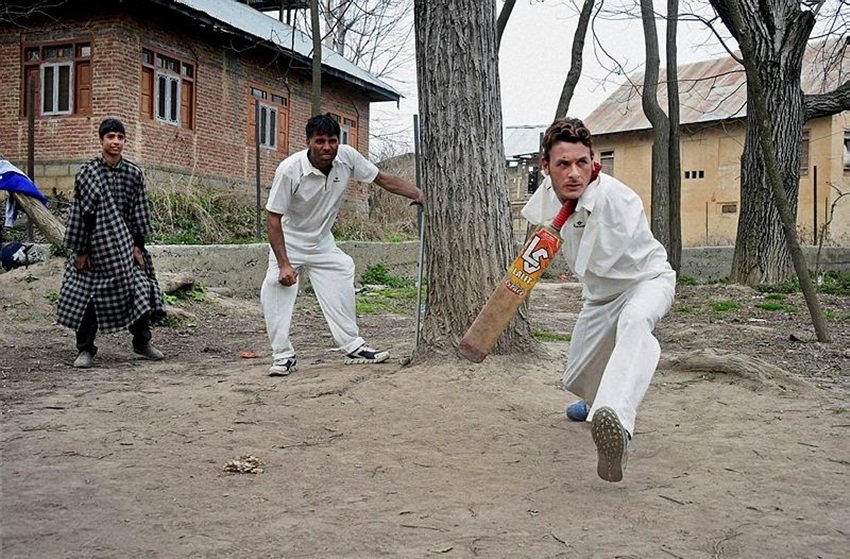 Amir Hussain Lone, armless crickter, jammu kashmir para cricket team, Amir Hussain Lone batting, Amir Hussain Lone bowling, Amir Hussain Lone Without hand, आमिर हुसैन लोन, बिना हाथों के क्रिकेट खेलने वाला आमिर हुसैन, बिना हाथों वाला क्रिकेटर, जम्मू कश्मीर
