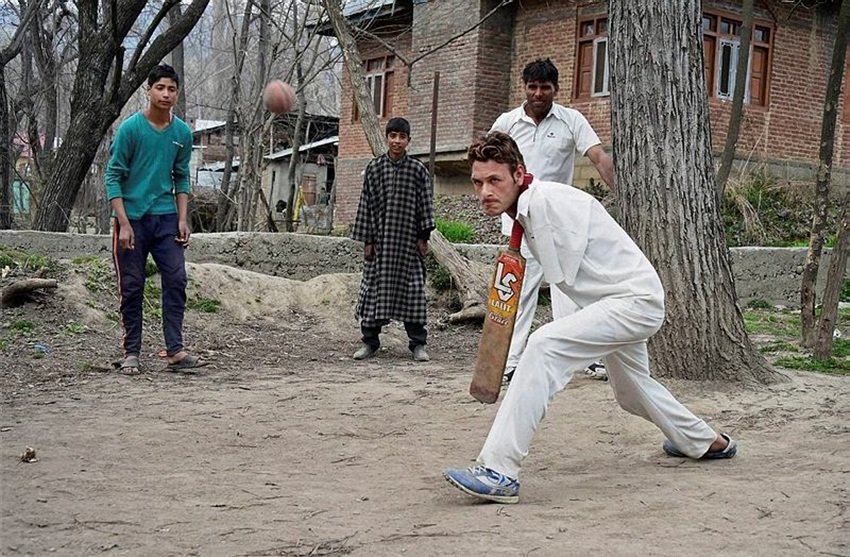 Amir Hussain Lone, armless crickter, jammu kashmir para cricket team, Amir Hussain Lone batting, Amir Hussain Lone bowling, Amir Hussain Lone Without hand, amirr hussain lone pics, amir hussain lone photos, आमिर हुसैन लोन, बिना हाथों के क्रिकेट खेलने वाला आमिर हुसैन, बिना हाथों वाला क्रिकेटर, जम्‍मू कश्‍मीर