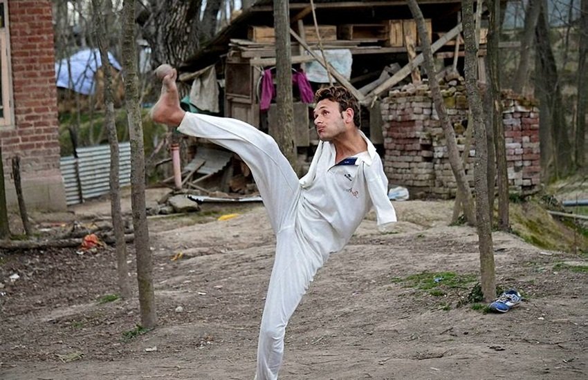 Amir Hussain Lone, armless crickter, jammu kashmir para cricket team, Amir Hussain Lone batting, Amir Hussain Lone bowling, Amir Hussain Lone Without hand, amirr hussain lone pics, amir hussain lone photos, आमिर हुसैन लोन, बिना हाथों के क्रिकेट खेलने वाला आमिर हुसैन, बिना हाथों वाला क्रिकेटर, जम्‍मू कश्‍मीर
