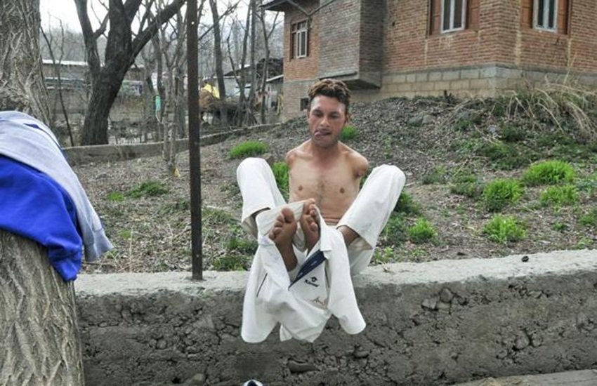 Amir Hussain Lone, armless crickter, jammu kashmir para cricket team, Amir Hussain Lone batting, Amir Hussain Lone bowling, Amir Hussain Lone Without hand, amirr hussain lone pics, amir hussain lone photos, आमिर हुसैन लोन, बिना हाथों के क्रिकेट खेलने वाला आमिर हुसैन, बिना हाथों वाला क्रिकेटर, जम्‍मू कश्‍मीर
