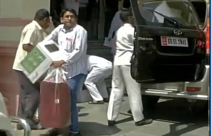 Bihar, bihar assembly, Bihar legislators, budget session, Nitish Kumar, Microwave ovens, mobile phones, Tejaswi Yadav, microwave ovens to bihar mlas, gift to bihar MLAs, बिहार विधानसभा, बिहार विधायकों को गिफ्ट, नीतीश सरकार Bihar, bihar assembly, Bihar legislators, budget session, Nitish Kumar, Microwave ovens, mobile phones, Tejaswi Yadav, microwave ovens to bihar mlas, gift to bihar MLAs, बिहार विधानसभा, बिहार विधायकों को गिफ्ट, नीतीश सरकार