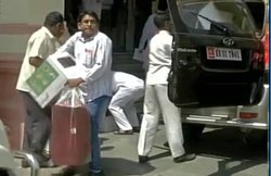 बिहार: सवाल पूछने के बदले सभी विधायकों को तोहफे में मिला सूटकेस, मोबाइल और अवन