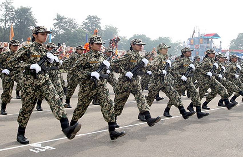 opinion on Women's Army Force, jansatta dunia mere aage, jansatta article, jansatta artist