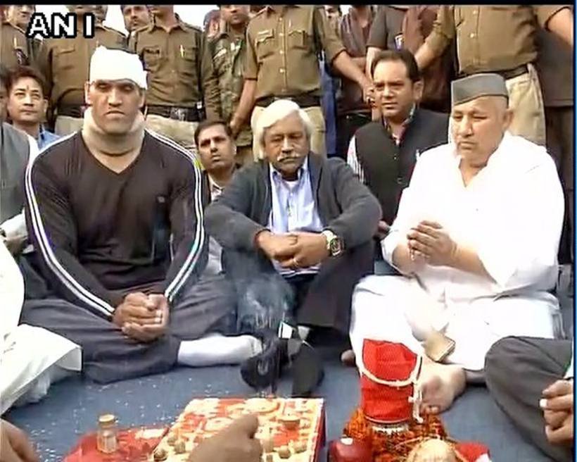 Khali, khali fight, khali news, khali fight video, khali fight images, khali fight photos, khali height, khali wife, the great khali, the great khali returns, the great khali fight, Wrestler Khali, Khali India, India Khali, Khali injury, Khali injured, sports, wrestling news, wrestling