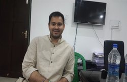 बिहार: चाय वाले को लेकर विधानसभा पहुंचे उपमुख्‍यमंत्री तेजस्‍वी यादव, साधा नरेंद्र मोदी पर निशाना