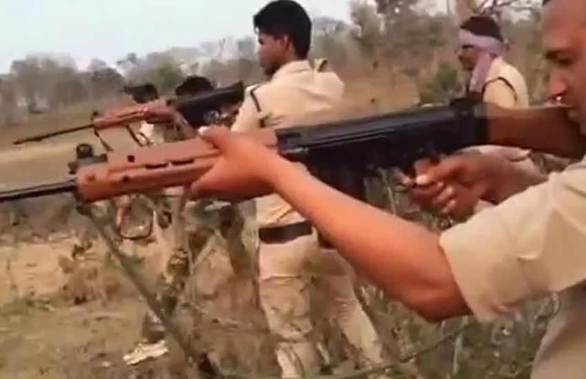 chhattisgarh, bear killed,chhattisgarh bear killed, bullets fired at bear, 100 bullets fire bear, bear shot, mahasamund, छत्‍तीसगढ़, भालू मारा, भालू पर चलाई 100 गोलियां, महासमुंद