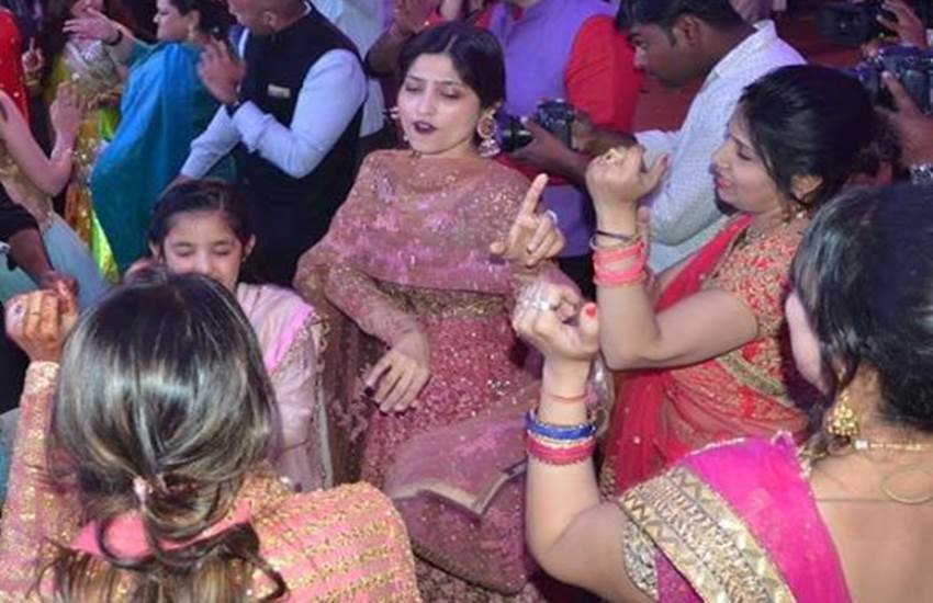 dimple yadav, dimple yadav dance, akhilesh yadav wife, shivpal yadav son marriage, aditya yadav marriage, dimple yadav dance in marriage, safai, samajwadi party, mulayam singh yadav, डिंपल यादव, डिंपल यादव डांस, अखिलेश यादव पत्‍नी, मुलायम सिंह यादव, समाजवादी पार्टी, शिवपाल यादव के बेटे की शादी, आदित्‍य यादव शादी