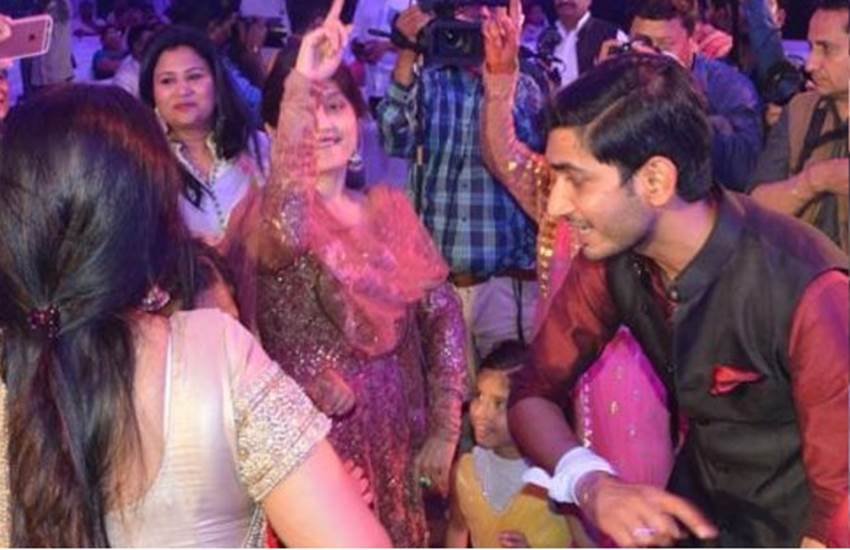 dimple yadav, dimple yadav dance, akhilesh yadav wife, shivpal yadav son marriage, aditya yadav marriage, dimple yadav dance in marriage, safai, samajwadi party, mulayam singh yadav, डिंपल यादव, डिंपल यादव डांस, अखिलेश यादव पत्‍नी, मुलायम सिंह यादव, समाजवादी पार्टी, शिवपाल यादव के बेटे की शादी, आदित्‍य यादव शादी