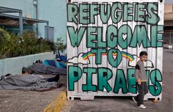 प्रवासियों ने यूनान-मैसेडोनिया सीमा बाड़ को तोड़ने की कोशिश की