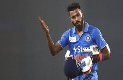 चौथे वनडे में हार्दिक पांड्या के छक्के ने शख्स को पहुंचाया अस्पताल