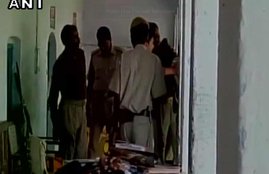 hardoi police, Cops beat up theft accused, up police, hardoi police video, up crime news, up latest news, news in HINDI