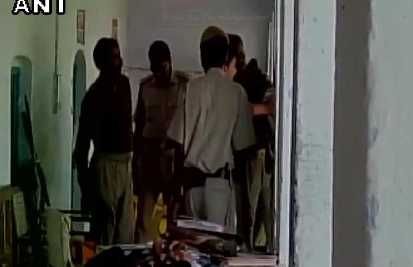 hardoi police, Cops beat up theft accused, up police, hardoi police video, up crime news, up latest news, news in HINDI