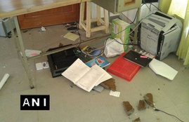 University of Hyderabad, hyderabad university, Professor P Appa Rao, University of Hyderabad VC, student attacked vc, hyderabad university attack, rohith vemula suicide case, p appa rao office, hyderabad university news, Rohith suicide, Appa Rao, Appa Rao back, Students protest at Hyderabad, हैदराबाद यूनिवर्सिटी हमला, रोहित वेमुला सुसाइड, प्रोफेसर अप्‍पा राव, हैदराबाद यूनिवर्सिटी वाइस चांसलर