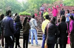 दुश्चक्र में ‘ज्ञान-माता’