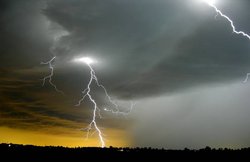 वाराणसी समेत पूर्वांचल में बिजली गिरने से नौ की मौत, कई झुलसे