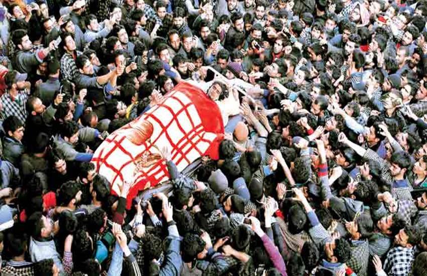 Jammu and Kashmir, Dawood Sheikh, Dawood Sheikh funeral, kashmir militant funeral, kashmir militancy, kashmir army, kashmir news, crowd in militants funeral, hizbul militants, jammu kashmir police, जम्‍मू कश्‍मीर, आतंकियों के जनाजे में भीड़, कश्‍मीर आतंकी मुठभेड़