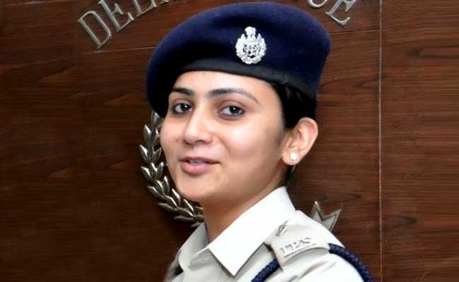 Virat Kohli, Monica Bhardwaj twitter, anishka sharma, alia bhatt, neha dhupia, shruti seth, sonam kapoor, sonakshi sinha, IAS Officer Smita Sabharwal, IPS Merin Joseph Twitter abuse, Twitter social media abuse, India news, विराट कोहली, अनुष्का शर्मा, मोनिका भारद्वाज, आलिया भट्ट, नेहा धूपिया, श्रुति सेठ, सोनम कपूर, सोनाक्षी सिंहा, मरीन जोसफ, स्मिता सभरवाल