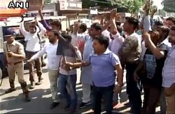 लखनऊ में असदुद्दीन ओवैसी ने की प्रेस कॉन्फ्रेंस, लोगों ने दिखाए काले झंडे