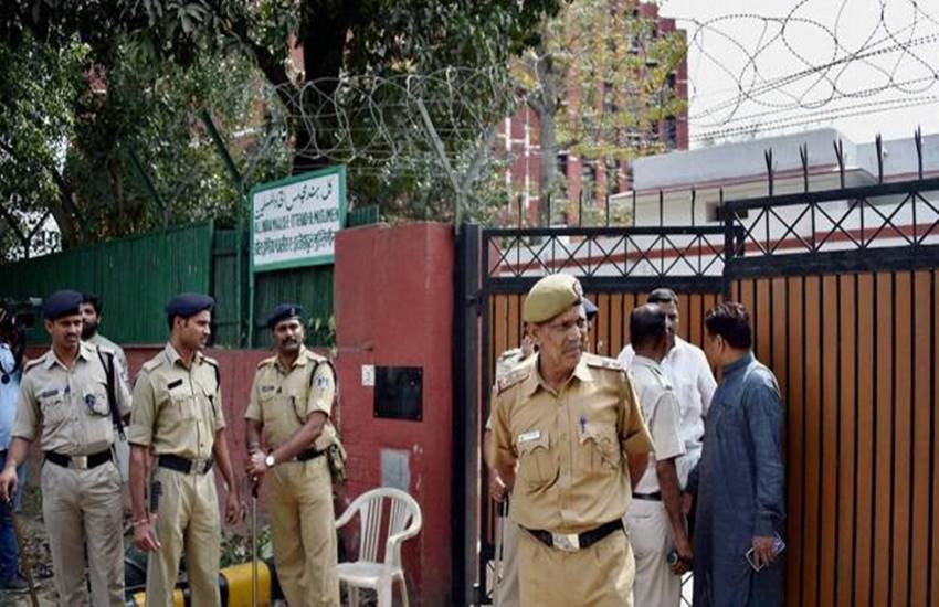 asaduddin owaisi, traitor poster,bharat mata ki jai, AIMIM, Hindu Sena, Delhi residence of Owaisi, owaisi traitor poster, असदुद्दीन ओवैसी, देशद्रोही पोस्‍टर, हिंदू सेना, भारत माता विवाद
