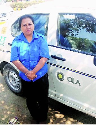 पति की मौत के बाद कैब ड्राइवर बन परिवार की जिम्मेदारी उठा रहीं पिंकी