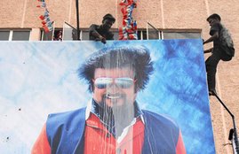 Rajinikanth, Rajini cutouts, paal abhishekam, milk pouring on rajinikanth, rajinikanth notice, karnataka court, rajinikanth movies, रजनीकांत, रजनीकांत को नोटिस, कर्नाटक कोर्ट