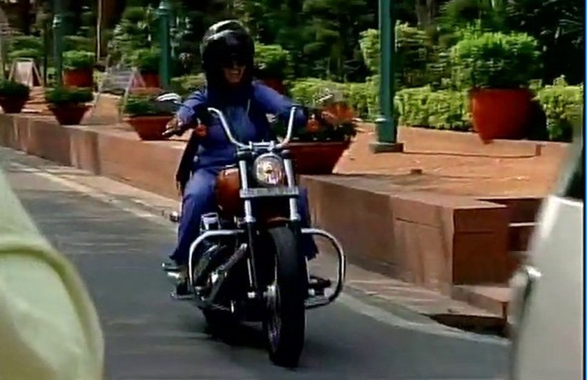 Ranjeet Ranjan, Harley Davidson bike, Pappu Yadav, Women s Day, ranjeet ranjan harley davidson, harley davidson street bob,congress woman MP rides harley davidson, parliament, रंजीत रंजन, हार्ले डेविडसन, हार्ले डेविडसन से आई रंजीत रंजन, संसद, महिला दिवस