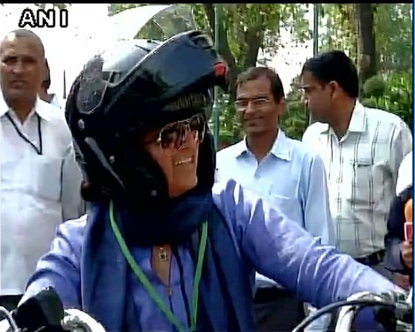 Ranjeet Ranjan, Harley Davidson bike, Pappu Yadav, Women s Day, ranjeet ranjan harley davidson, harley davidson street bob,congress woman MP rides harley davidson, parliament, रंजीत रंजन, हार्ले डेविडसन, हार्ले डेविडसन से आई रंजीत रंजन, संसद, महिला दिवस
