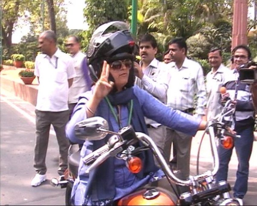Ranjeet Ranjan, Harley Davidson bike, Pappu Yadav, Women s Day, ranjeet ranjan harley davidson, harley davidson street bob,congress woman MP rides harley davidson, parliament, रंजीत रंजन, हार्ले डेविडसन, हार्ले डेविडसन से आई रंजीत रंजन, संसद, महिला दिवस