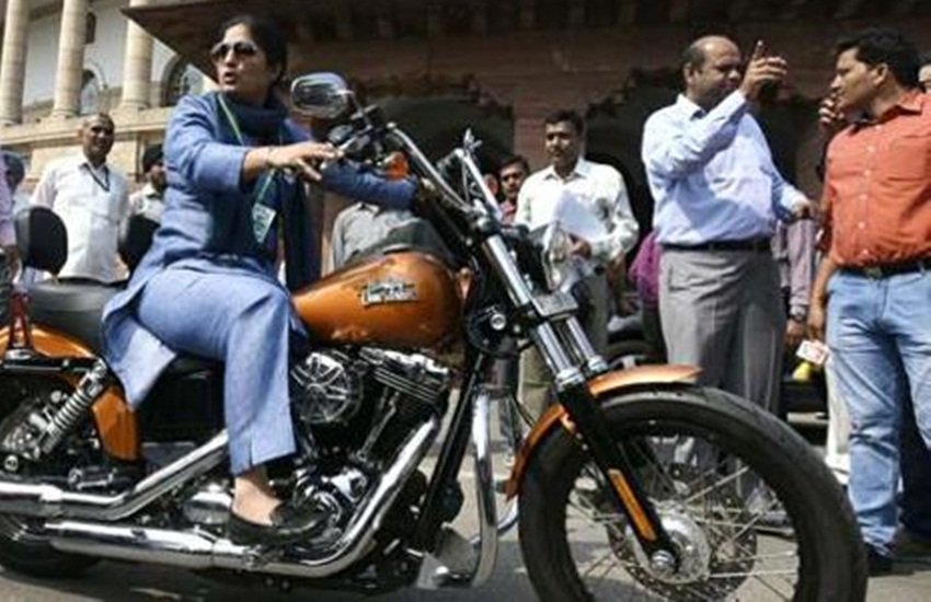Ranjeet Ranjan, Harley Davidson bike, Pappu Yadav, Women s Day, ranjeet ranjan harley davidson, harley davidson street bob,congress woman MP rides harley davidson, parliament, रंजीत रंजन, हार्ले डेविडसन, हार्ले डेविडसन से आई रंजीत रंजन, संसद, महिला दिवस