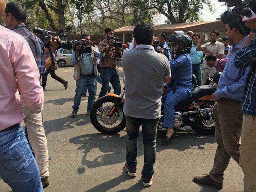Ranjeet Ranjan, Harley Davidson bike, Pappu Yadav, Women s Day, ranjeet ranjan harley davidson, harley davidson street bob,congress woman MP rides harley davidson, parliament, रंजीत रंजन, हार्ले डेविडसन, हार्ले डेविडसन से आई रंजीत रंजन, संसद, महिला दिवस